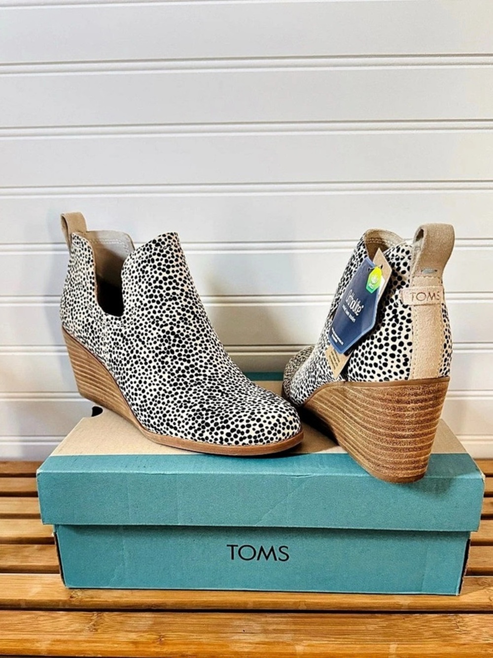 TOMS Wmn Kallie Wedge Shoes in Cream & Black US 6.5 NWT
